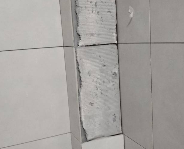 永靖瓷砖空鼓维修公司分享下瓷砖施工前基层浇水润湿程度不足，可能导致以下问题